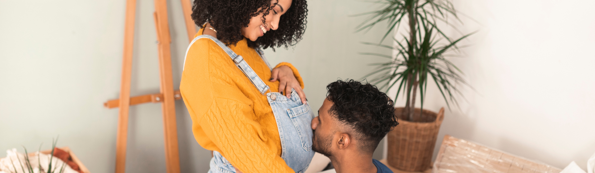 Man kissing pregnant womans stomach